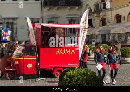 L'équipe de football AS Roma van de marketing et les filles à Piazza di Spagna, Rome, Latium, Italie Banque D'Images