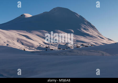 La montagne de neige immaculée avec winterscape et enterré chalets montrant les pâturages de montagne à l'hiver Banque D'Images