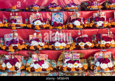 La guirlande de fleurs orange et blanc dans le panier à la rue du marché près de temple à Haridwar, Inde 8 Janvier 2018 Banque D'Images