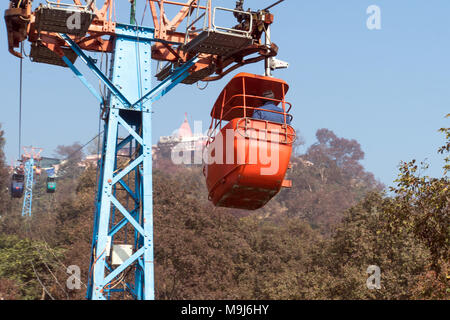 Paysage avec un câble rouge voiture. Petite piscine funiculaire descend de la montagne Banque D'Images