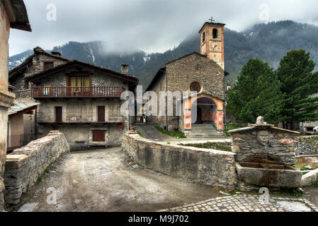 Le village de Chianale est la dernière et la plus haute (1 800 m.) de la Vallée Varaita, Italie. Il est sur la liste des plus beaux villages d'Italie. Banque D'Images