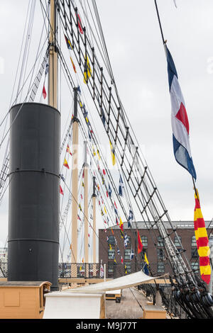 Drapeaux nautiques et le gréement volant au-dessus le SS Great Britain Bristol port flottant sur le. Banque D'Images