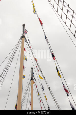 Drapeaux nautiques et le gréement volant au-dessus le SS Great Britain Bristol port flottant sur le. Banque D'Images