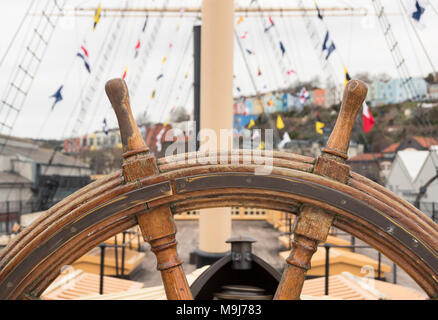 Drapeaux nautiques et le gréement volant au-dessus le SS Great Britain Bristol port flottant sur le. Banque D'Images