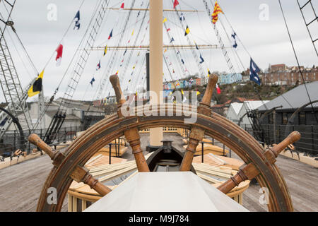 Drapeaux nautiques et le gréement volant au-dessus le SS Great Britain Bristol port flottant sur le. Banque D'Images