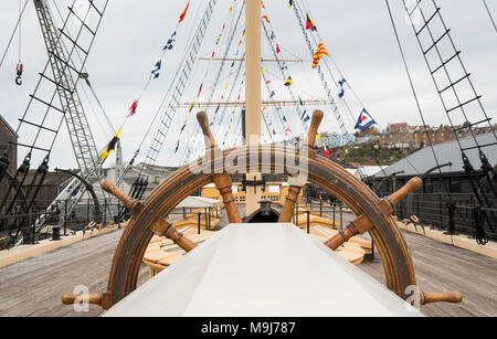 Drapeaux nautiques et le gréement volant au-dessus le SS Great Britain Bristol port flottant sur le. Banque D'Images