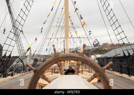 Drapeaux nautiques et le gréement volant au-dessus le SS Great Britain Bristol port flottant sur le. Banque D'Images