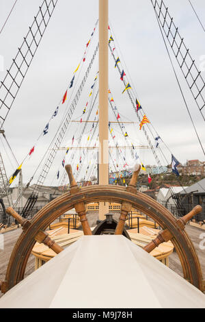 Drapeaux nautiques et le gréement volant au-dessus le SS Great Britain Bristol port flottant sur le. Banque D'Images