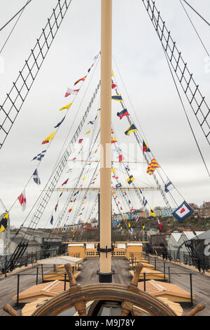 Drapeaux nautiques et le gréement volant au-dessus le SS Great Britain Bristol port flottant sur le. Banque D'Images