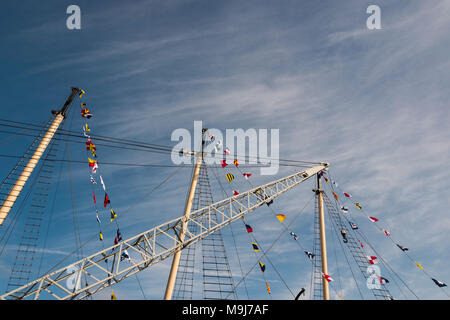 Drapeaux nautiques et le gréement volant au-dessus le SS Great Britain Bristol port flottant sur le. Banque D'Images