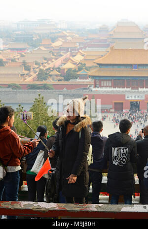 Une femme prend un dans le pavillon principal selfies dans parc Jingshan à Beijing, en Chine, avec la Cité Interdite derrière Banque D'Images