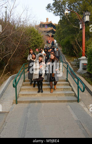 Les visiteurs du parc Jingshan à Beijing, Chine, descendre des marches de l'Jifang pavilion Banque D'Images