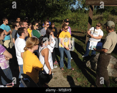 Plus de 30 étudiants et membres du personnel de l'Université de l'École de journalisme du Missouri ont parcouru les Big Muddy National Fish and Wildlife Refuge pour voir les projets en cours par les bénévoles de l'USFWS. Photo par Ginny Chadwick Banque D'Images