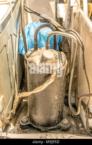 Vue de dessus d'un rusty et poussiéreux de compresseur de climatisation de fenêtre Banque D'Images