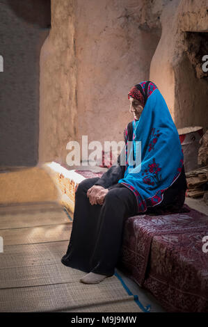 AL Hamra, Oman, mars, 24th, 2018 : femme en cuisine traditionnelle omanaise Banque D'Images