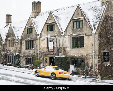 Bay Tree hotel dans la rue mouton dans la neige de l'hiver. Burford, Cotswolds, Oxfordshire, Angleterre Banque D'Images