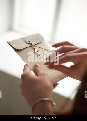 Main femme sortir lettre avec texte Allez-vous m'épouser de l'enveloppe. Close-up Banque D'Images