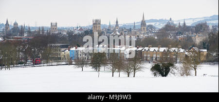 Oxford Ville de South Park dans la neige tôt le matin. Oxford, Oxfordshire, Angleterre. Vue panoramique Banque D'Images