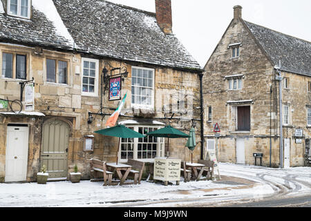 Les Cotswolds Les bras sur la high street, dans la neige de l'hiver. Burford, Cotswolds, Oxfordshire, Angleterre Banque D'Images