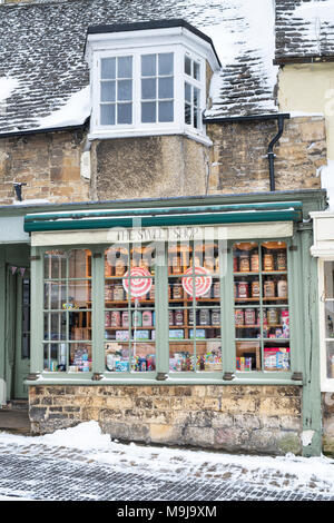 Sweet Shop dans la neige. Burford, Cotswolds, Oxfordshire, Angleterre Banque D'Images