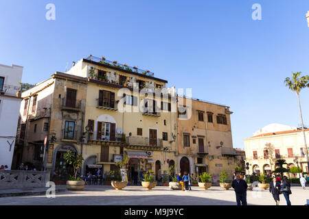 Centre du petit village de Monreale. Palerme, Sicile. Italie Banque D'Images