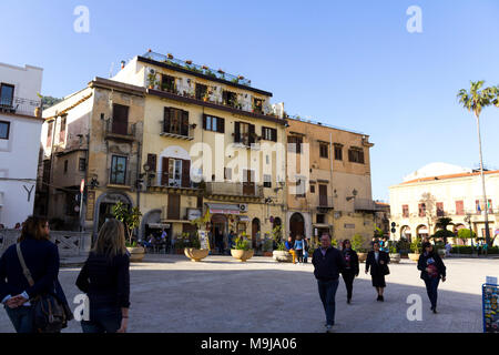 Centre du petit village de Monreale. Palerme, Sicile. Italie Banque D'Images