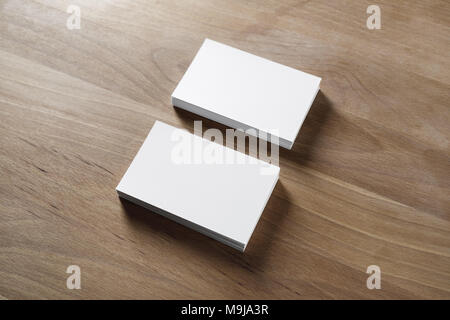 Maquette de deux piles de cartes d'affaires horizontales sur fond de bois. Banque D'Images