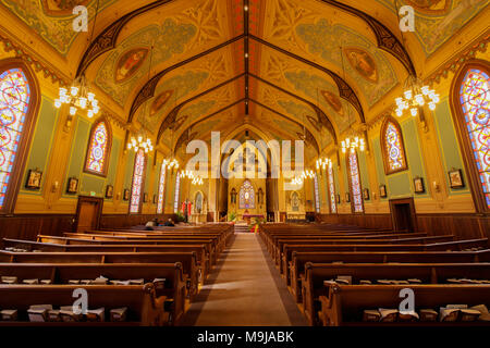 Santa Cruz, Californie - le 24 mars 2018 : intérieurs de Holy Cross Catholic Church. Banque D'Images