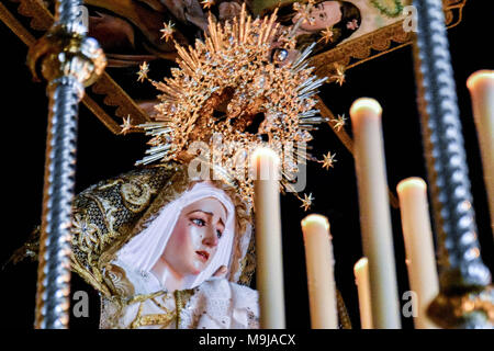 25 mars 2018 - Barcelone, Espagne - La statue de la Vierge Marie vu à l'église..la semaine sainte est l'un des plus important et célèbre la fête religieuse de l'Espagne. Chaque année, des milliers de chrétiens croyants célèbre la Semaine Sainte de Pâques avec la crucifixion et la résurrection de Jésus Christ. (Crédit Image : © Ramon Costa/SOPA des images à l'aide de Zuma sur le fil) Banque D'Images