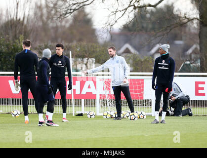 Londres, Royaume-Uni. Mar 26, 2018. Gareth Southgate et Marcus Rashford au cours de la formation avant d'Angleterre est amical contre l'Italie, au terrain d'entraînement de Tottenham Hotspur le 26 mars 2018 à Londres, en Angleterre. (Photo de Leila Coker/phcimages.com) : PHC Crédit Images/Alamy Live News Banque D'Images