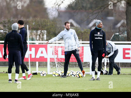 Londres, Royaume-Uni. Mar 26, 2018. Gareth Southgate et Marcus Rashford au cours de la formation avant d'Angleterre est amical contre l'Italie, au terrain d'entraînement de Tottenham Hotspur le 26 mars 2018 à Londres, en Angleterre. (Photo de Leila Coker/phcimages.com) : PHC Crédit Images/Alamy Live News Banque D'Images
