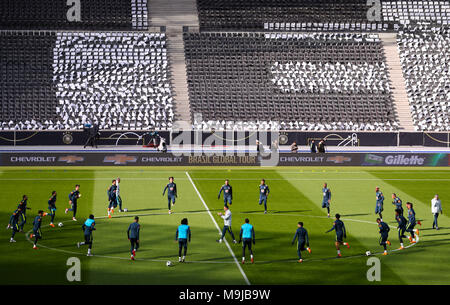 26 mars 2018, Allemagne, Berlin, la formation de l'équipe nationale du Brésil avant le test match avec l'Allemagne et le Brésil. Les joueurs s'échauffer. Photo : Christian Charisius/dpa Banque D'Images