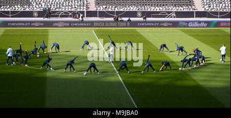 26 mars 2018, Allemagne, Berlin, la formation de l'équipe nationale du Brésil avant le test match avec l'Allemagne et le Brésil. Les joueurs s'échauffer. Photo : Christian Charisius/dpa Banque D'Images