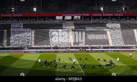 26 mars 2018, Allemagne, Berlin, la formation de l'équipe nationale du Brésil avant le test match avec l'Allemagne et le Brésil. Les joueurs s'échauffer. Photo : Christian Charisius/dpa Banque D'Images