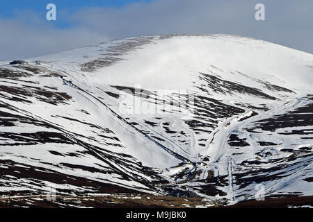 Aviemore, Scotland, United Kingdom, 26, mars, 2018. un snow-covered Cairngorm Mountain et de la voie ferrée de la Cairngorm Mountain Railway au début du printemps, soleil © Ken Jack / Alamy Live News Banque D'Images