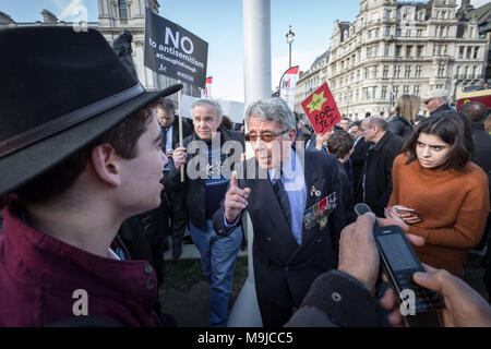 Londres, Royaume-Uni. 26 mars, 2018. Un ancien membre des forces armées et du travail partisan des débats avec un ardent militant sioniste (L) pendant la manifestation. Des centaines de manifestants, dont des membres de la communauté juive, manifester contre l'antisémitisme dans la place du Parlement. Leader du travail Jeremy Corbyn a reconnu qu'il y a un problème avec l'antisémitisme au sein du parti travailliste que la partie n'a toujours pas encore été résolus. Crédit : Guy Josse/Alamy Live News Banque D'Images