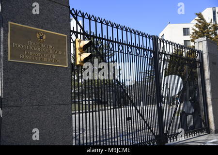 Washington, USA. Mar 26, 2018. Photo prise le 26 mars 2018 montre la porte de l'ambassade de Russie à Washington, DC, aux Etats-Unis. Le Président américain Donald Trump a ordonné l'expulsion de 60 diplomates russes et les responsables du renseignement, et la fermeture de l'Consulat Russe à Seattle en réponse à l'empoisonnement d'un ex-espion russe en Grande-Bretagne au début du mois. Crédit : Yang Chenglin/Xinhua/Alamy Live News Banque D'Images