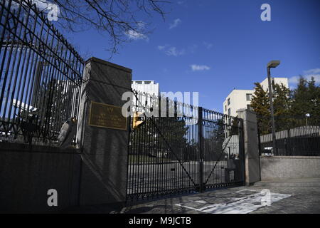 Washington, USA. Mar 26, 2018. Photo prise le 26 mars 2018 montre la porte de l'ambassade de Russie à Washington, DC, aux Etats-Unis. Le Président américain Donald Trump a ordonné l'expulsion de 60 diplomates russes et les responsables du renseignement, et la fermeture de l'Consulat Russe à Seattle en réponse à l'empoisonnement d'un ex-espion russe en Grande-Bretagne au début du mois. Crédit : Yang Chenglin/Xinhua/Alamy Live News Banque D'Images