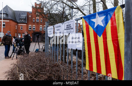 Neumünster, Allemagne. 26 mars 2018 Catalan,drapeaux et bannières avec le slogan : "Notre Président libre !' se suspendre à la clôture de l'établissement où l'ancien président de la Generalitat de Catalogne, Carles Puigdemont, est maintenu. Photo : Markus Scholz/dpa Banque D'Images