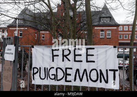 Neumünster, Allemagne. 26 mars 2018,une bannière avec le slogan "Free Puigdemont !' se bloque à partir de la clôture de l'établissement où l'ancien président de la Generalitat de Catalogne, Carles Puigdemont, est maintenu. Photo : Markus Scholz/dpa Banque D'Images