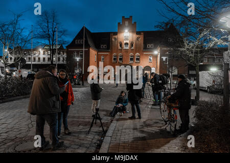 Neumünster, Allemagne. 26 mars 2018,les journalistes se tiennent à l'extérieur l'établissement où l'ancien président de la Generalitat de Catalogne, Carles Puigdemont, est maintenu et restera jusqu'à la décision de l'Espagne. Photo : Markus Scholz/dpa Banque D'Images