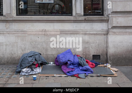 Londres, Royaume-Uni. 26 mars, 2018. Une literie de lit rugueux et effets personnels vu pendant la journée près de Piccadilly. Le nombre de personnes sans-abri en Angleterre a augmenté pour la sixième année consécutive, selon les derniers chiffres officiels. Crédit : Guy Josse/Alamy Live News Banque D'Images