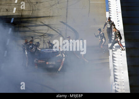 Martinsville, Virginie, USA. Mar 26, 2018. 26 mars 2018 - Martinsville, Virginie, USA : Clint Bowyer (14) célèbre après avoir remporté le 500 STP à Martinsville Speedway à Martinsville, Virginie. Crédit : Chris Owens Asp Inc/ASP/ZUMA/Alamy Fil Live News Banque D'Images