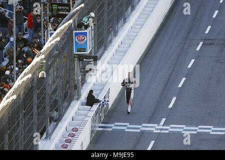 Martinsville, Virginie, USA. Mar 26, 2018. 26 mars 2018 - Martinsville, Virginie, USA : Clint Bowyer (14) célèbre après avoir remporté le 500 STP à Martinsville Speedway à Martinsville, Virginie. Crédit : Chris Owens Asp Inc/ASP/ZUMA/Alamy Fil Live News Banque D'Images