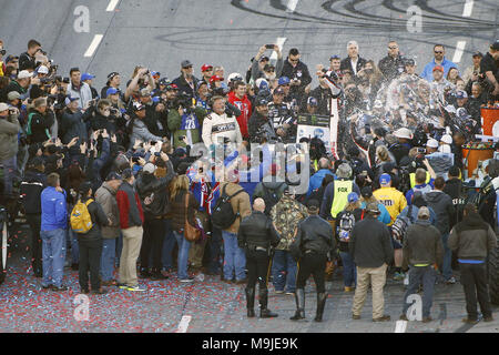 Martinsville, Virginie, USA. Mar 26, 2018. 26 mars 2018 - Martinsville, Virginie, USA : Clint Bowyer (14) célèbre après avoir remporté le 500 STP à Martinsville Speedway à Martinsville, Virginie. Crédit : Chris Owens Asp Inc/ASP/ZUMA/Alamy Fil Live News Banque D'Images