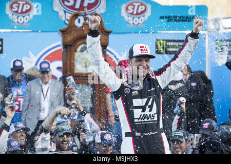 Martinsville, Virginie, USA. Mar 26, 2018. 26 mars 2018 - Martinsville, Virginie, USA : Clint Bowyer (14) remporte le 500 STP au site Martinsville Speedway à Martinsville, Virginie. Crédit : Chris Owens Asp Inc/ASP/ZUMA/Alamy Fil Live News Banque D'Images