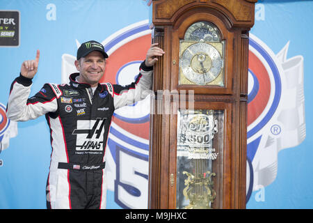 Martinsville, Virginie, USA. Mar 26, 2018. 26 mars 2018 - Martinsville, Virginie, USA : Clint Bowyer (14) remporte le 500 STP au site Martinsville Speedway à Martinsville, Virginie. Crédit : Chris Owens Asp Inc/ASP/ZUMA/Alamy Fil Live News Banque D'Images