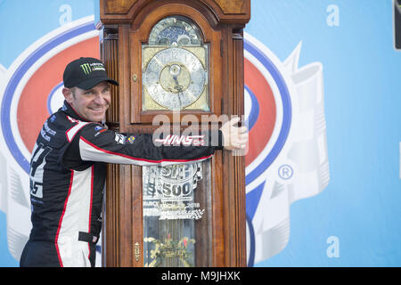 Martinsville, Virginie, USA. Mar 26, 2018. 26 mars 2018 - Martinsville, Virginie, USA : Clint Bowyer (14) remporte le 500 STP au site Martinsville Speedway à Martinsville, Virginie. Crédit : Chris Owens Asp Inc/ASP/ZUMA/Alamy Fil Live News Banque D'Images