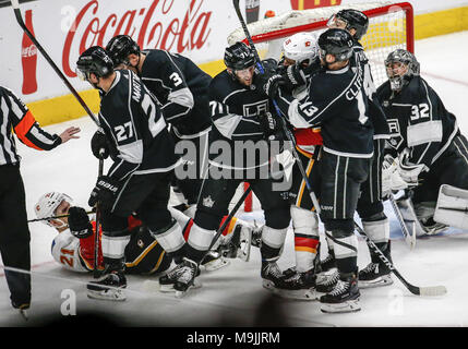 Los Angeles, Californie, USA. Mar 26, 2018. Kings de Los Angeles et les joueurs des Flames de Calgary lutte lors d'un match de hockey 2017-2018 à Los Angeles, le 26 mars 2018. Ringo : crédit Chiu/ZUMA/Alamy Fil Live News Banque D'Images