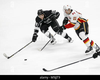 Los Angeles, Californie, USA. Mar 26, 2018. Los Angeles Kings' avant Alex Iafallo (19) le dispute à l'avant des Flames de Calgary Mikael Backlund (11) 2017-2018 au cours d'un match de hockey à Los Angeles, le 26 mars 2018. Ringo : crédit Chiu/ZUMA/Alamy Fil Live News Banque D'Images